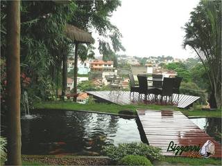 Lago de carpas com ponte de madeira, Bizzarri Pedras Bizzarri Pedras Tropical style garden