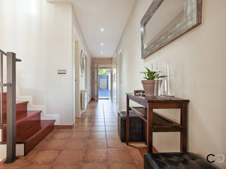 Home Staging en casa de Bibi, CCVO Design and Staging CCVO Design and Staging Couloir, entrée, escaliers modernes Beige