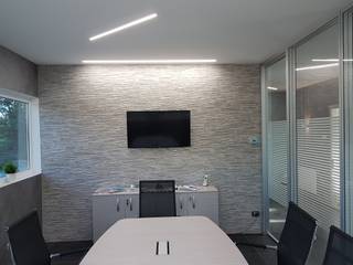 Illuminazione a led lineare sala riunioni, Luxelt Luxelt Estudios y oficinas modernos