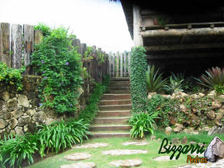 Na entrada da residencia o caminho com pedras, Bizzarri Pedras Bizzarri Pedras Tropical style garden