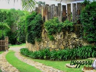 junto ao muro de pedra o caminho com pedras, Bizzarri Pedras Bizzarri Pedras Tropical style garden
