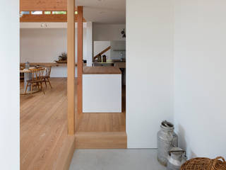 西松ヶ丘の家 House in Nishimatstugaoka, arbol arbol Pasillos, vestíbulos y escaleras de estilo minimalista