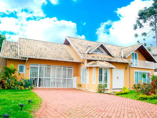 Casa com sótão em condomínio fechado., Grupo DH arquitetura Grupo DH arquitetura Conjunto residencial