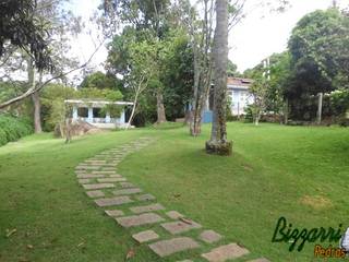 Caminho no jardim com pedra folheta e grama, Bizzarri Pedras Bizzarri Pedras Rustic style garden
