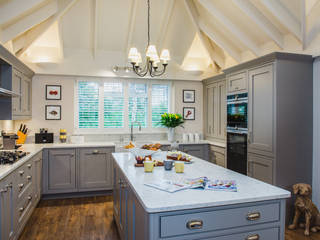 Mr & Mrs T, Oxshott, Raycross Interiors Raycross Interiors Dapur built in Kayu Wood effect