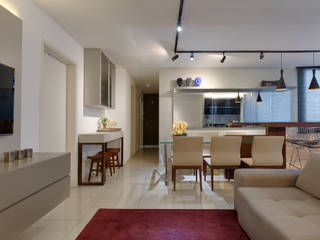 Apartamento 49m², Emmanuelle Eduardo Arquitetura e Interiores Emmanuelle Eduardo Arquitetura e Interiores モダンデザインの ダイニング