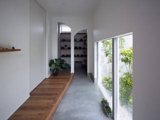 旗竿地の白い家, 建築設計事務所 KADeL 建築設計事務所 KADeL Modern corridor, hallway & stairs