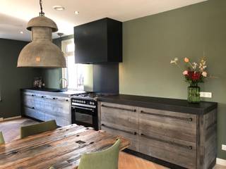 Keuken van Barnwood met apparatuur van Bosch en STEEL, RestyleXL RestyleXL Cozinhas campestres Madeira Acabamento em madeira