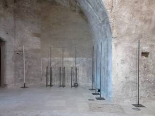 Allestimento per la mostra laboratorio “A MANI LIBERE” al Fortino Sant’Antonio di Bari, MALTA DI GERIS MALTA DI GERIS Espacios comerciales Metal