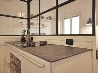 Sile industriale a Milano, Arch. Silvana Citterio Arch. Silvana Citterio Built-in kitchens Glass White
