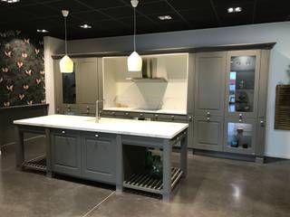 Cuisine pour une exposition magasin ARTHUR BONNET avec plan de travail, ilôt et crédences en DEKTON AURA., STONE CLASS STONE CLASS Cozinhas modernas