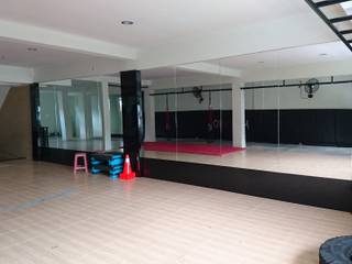 ZUMBA INTERIOR, FOUR ARC DESIGN FOUR ARC DESIGN Modern gym