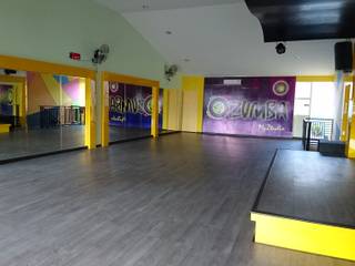 ZUMBA INTERIOR, FOUR ARC DESIGN FOUR ARC DESIGN Modern gym