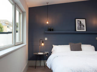 Oblique House, Moxy & Co Studio Moxy & Co Studio Industrial style bedroom Blue