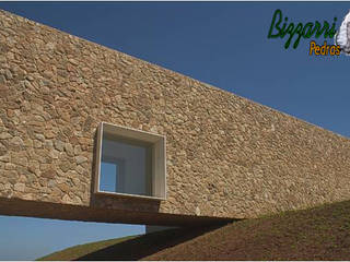 na fachada da residencia a parede de pedra, Bizzarri Pedras Bizzarri Pedras Walls