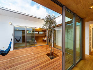 haus-flow 中庭 一級建築士事務所haus 北欧風 庭 木 木目調 中庭,廊下,ウッドデッキ,リビング