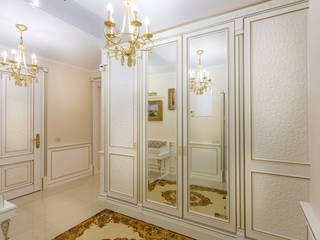 Москва, улица Мытная, ЖК «Английский квартал», Мебельное ателье White Interior Мебельное ателье White Interior Коридор, прихожая и лестница в классическом стиле