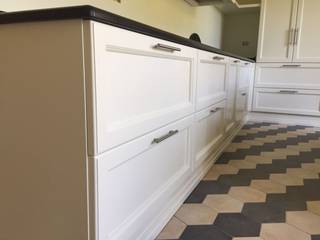 Cucine artigianali, Falegnameria su misura Falegnameria su misura KitchenCabinets & shelves Wood White