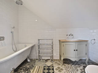 Case Study: Surrey, BathroomsByDesign Retail Ltd BathroomsByDesign Retail Ltd モダンスタイルの お風呂