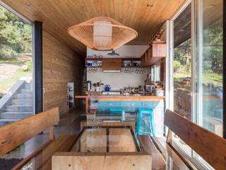 Casa Curaumilla, Crescente Böhme Arquitectos Crescente Böhme Arquitectos Dapur built in Kayu Wood effect
