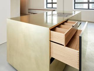 luxus Kücheninsel in Messing, STUDIOLIVIUS STUDIOLIVIUS Minimalist kitchen Copper/Bronze/Brass