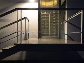 木漏れ日の家, 風景のある家.LLC 風景のある家.LLC Modern Corridor, Hallway and Staircase Iron/Steel