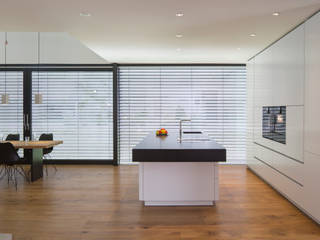 Schwarz in der Schwebe, Schmid Schreinerei GmbH & Co. KG Schmid Schreinerei GmbH & Co. KG Modern style kitchen