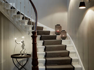 Umbau eines Stadthauses, Anja Lehne interior design Anja Lehne interior design Classic style corridor, hallway and stairs Wandlampen,Treppenläufer,Treppenhaus,Lackierte Treppe,Tischlampe