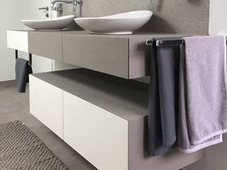 Waschtisch weiß lackiert/ betongespachtelt inkl. Spiegelschrank, GERBER Ingenieure GmbH GERBER Ingenieure GmbH Modern style bathrooms