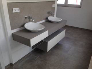 Waschtisch weiß lackiert/ betongespachtelt inkl. Spiegelschrank, GERBER Ingenieure GmbH GERBER Ingenieure GmbH Modern style bathrooms
