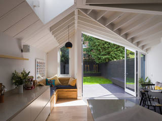 View of bench and garden from kitchen Mustard Architects Einbauküche kitchen,bench,exposed joists,oak floor,rooflight,skylight,angled roof,tapered roof,oak bench,rear extension,painted timber