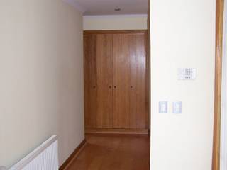 homify Klassischer Flur, Diele & Treppenhaus Holz Beige