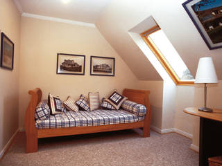 homify Klassische Schlafzimmer Holz Gelb