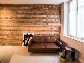 #AMANTI11, PADIGLIONE B PADIGLIONE B Modern living room Bricks Red