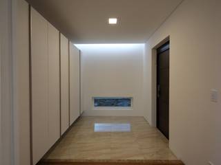 행복이네집, 인문학적인집짓기 인문학적인집짓기 Modern corridor, hallway & stairs White