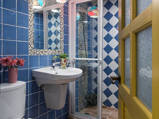 市區45年老屋華麗轉身 恬靜鄉村風, Color-Lotus Design Color-Lotus Design 浴室 磁磚 镜子,下沉,轻敲,水暖夹具,浴室水槽,浴室,紫色的,天蓝色,蓝色,植物