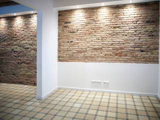 Reforma integral en calle Bonavista, Grupo Inventia Grupo Inventia Mediterranean style living room Bricks