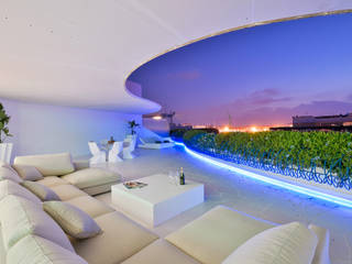 Top penthouse ibiza , HTH DESIGN HTH DESIGN بلكونة أو شرفة قطن Red