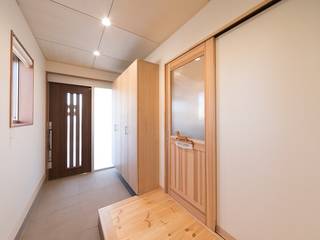 犬と暮らす木が香る平屋住宅, 八木建設株式会社 八木建設株式会社 Modern corridor, hallway & stairs