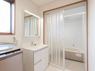 犬と暮らす木が香る平屋住宅, 八木建設株式会社 八木建設株式会社 Modern bathroom