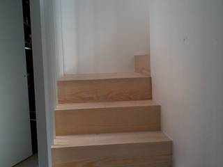 Escalera, MUEBLES ARROYO,S.L. MUEBLES ARROYO,S.L. Treppe Massivholz Mehrfarbig