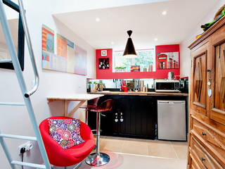 Converting a garage in a small studio, Belle & Cosy Interior Design Belle & Cosy Interior Design Garajes de estilo moderno