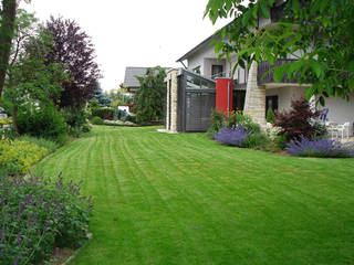 Eine Gartenanlage verbindet moderne und natürliche Linien. , RAUCH Gaten- und Landschaftsbau GbR RAUCH Gaten- und Landschaftsbau GbR حديقة