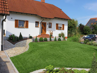 Eine Gartenanlage mit Sandstein und Travertin., RAUCH Gaten- und Landschaftsbau GbR RAUCH Gaten- und Landschaftsbau GbR فناء أمامي