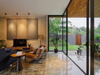 House of Inside and Outside, Tamara Wibowo Architects Tamara Wibowo Architects Soggiorno in stile tropicale Cemento
