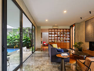House of Inside and Outside, Tamara Wibowo Architects Tamara Wibowo Architects Salas de estilo tropical Concreto
