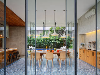 House of Inside and Outside, Tamara Wibowo Architects Tamara Wibowo Architects Salas de jantar tropicais