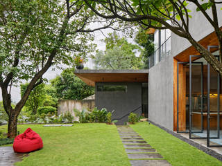 House of Inside and Outside, Tamara Wibowo Architects Tamara Wibowo Architects Casas tropicales