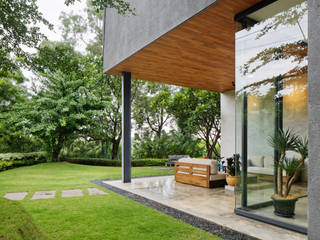 House of Inside and Outside, Tamara Wibowo Architects Tamara Wibowo Architects Дома в тропическом стиле