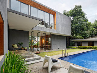 House of Inside and Outside, Tamara Wibowo Architects Tamara Wibowo Architects Tropical style houses